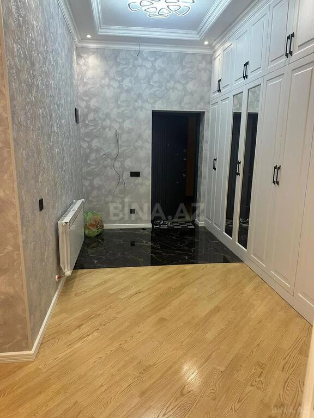 Satılır 3 otaqlı mənzil 136 m²