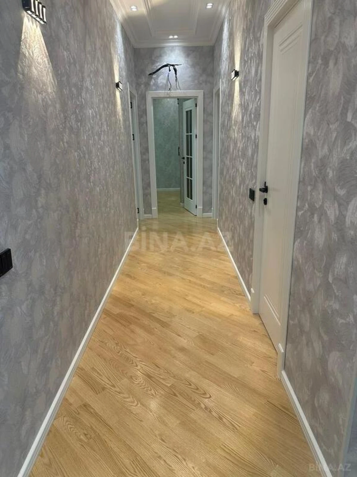 Satılır 3 otaqlı mənzil 136 m²