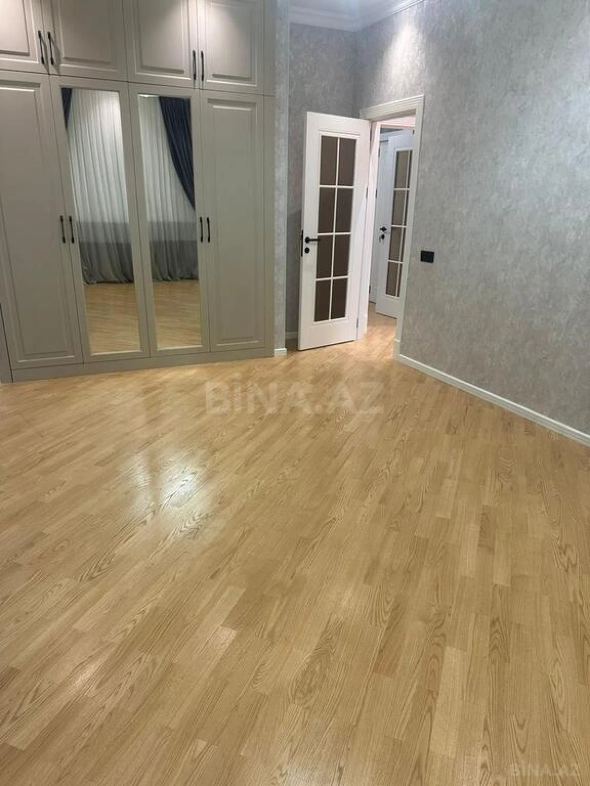 Satılır 3 otaqlı mənzil 136 m²