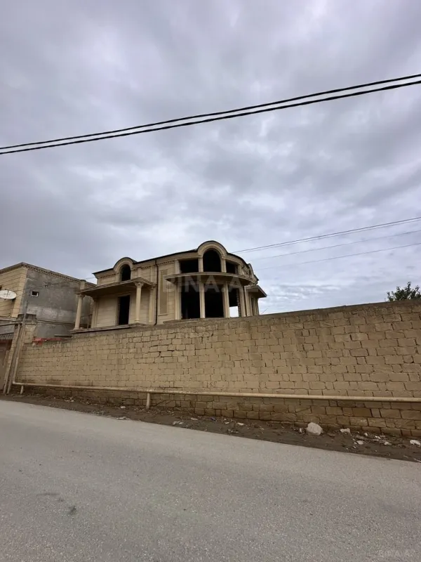 Satılır 7 otaqlı həyət evi 700 m²