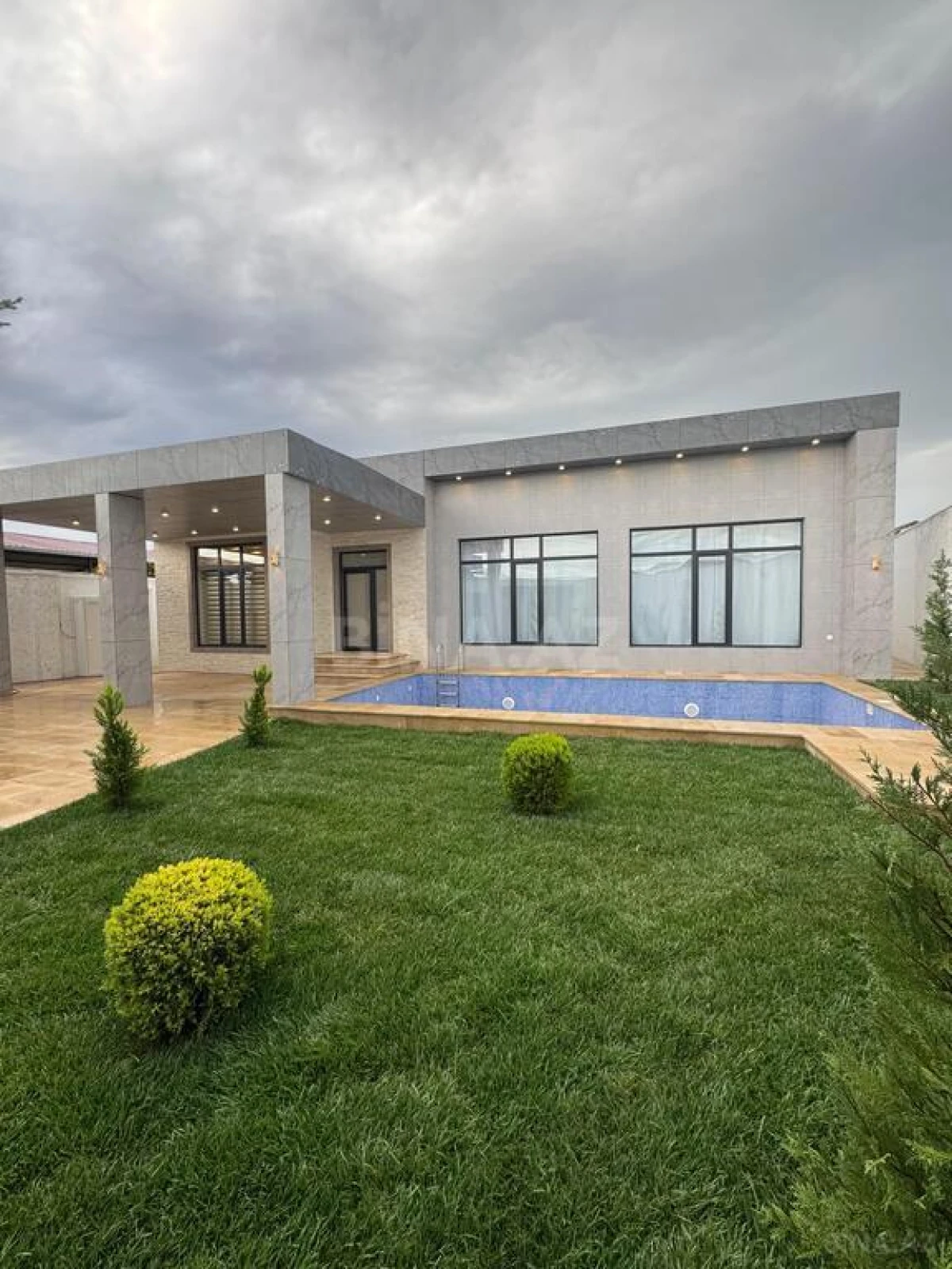 Satılır 5 otaqlı həyət evi 200 m²
