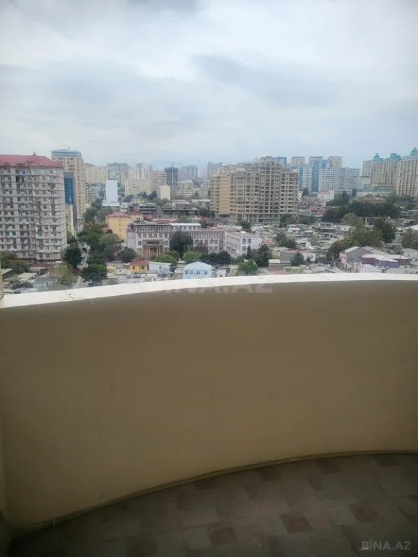 Satılır 4 otaqlı mənzil 177.7 m²