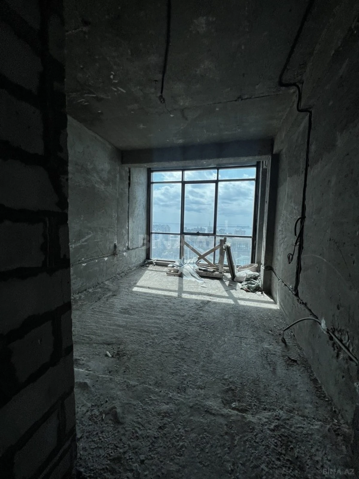 Satılır 2 otaqlı mənzil 82 m²