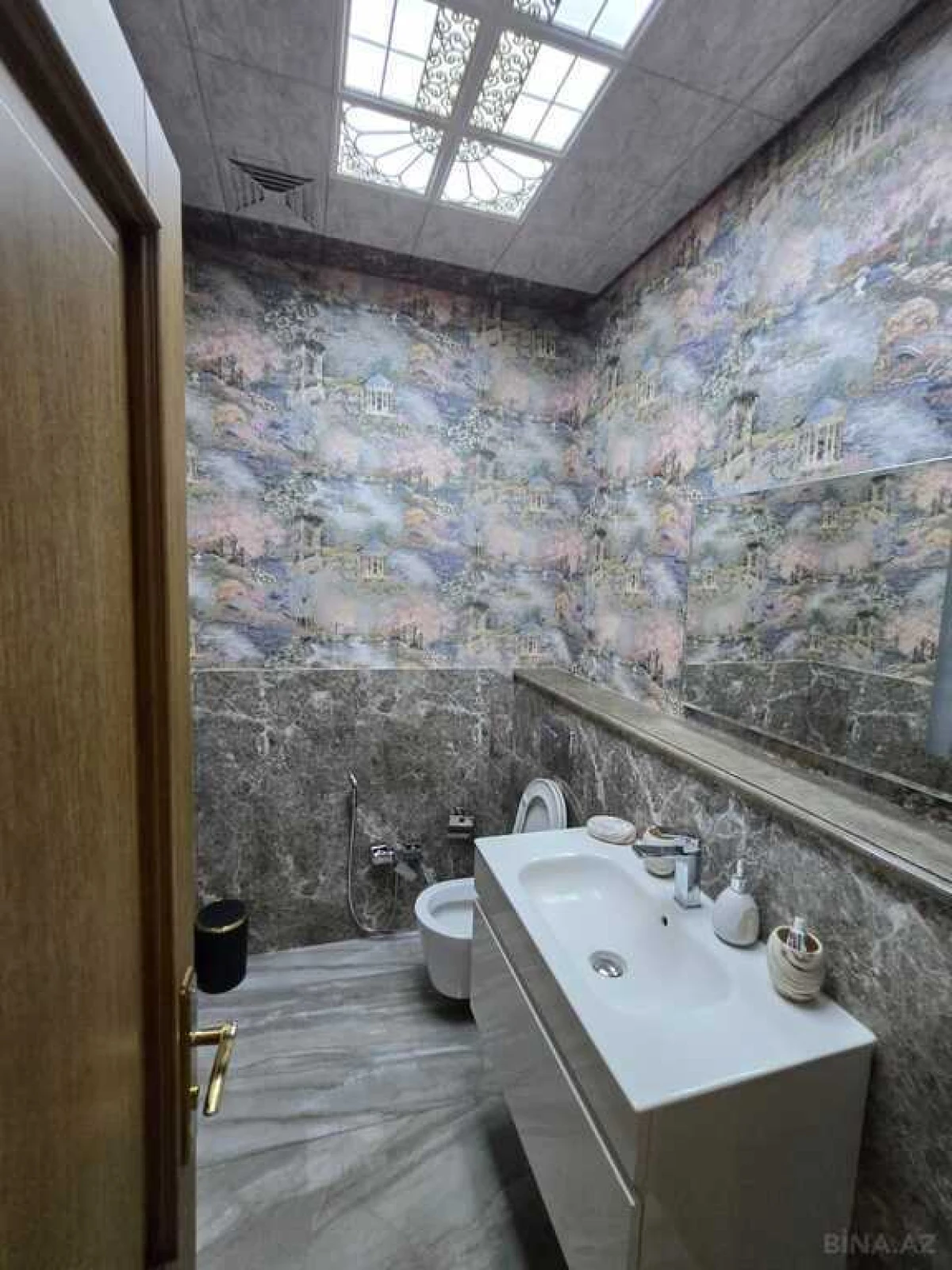 Kirayə verilir 5 otaqlı mənzil 270 m²