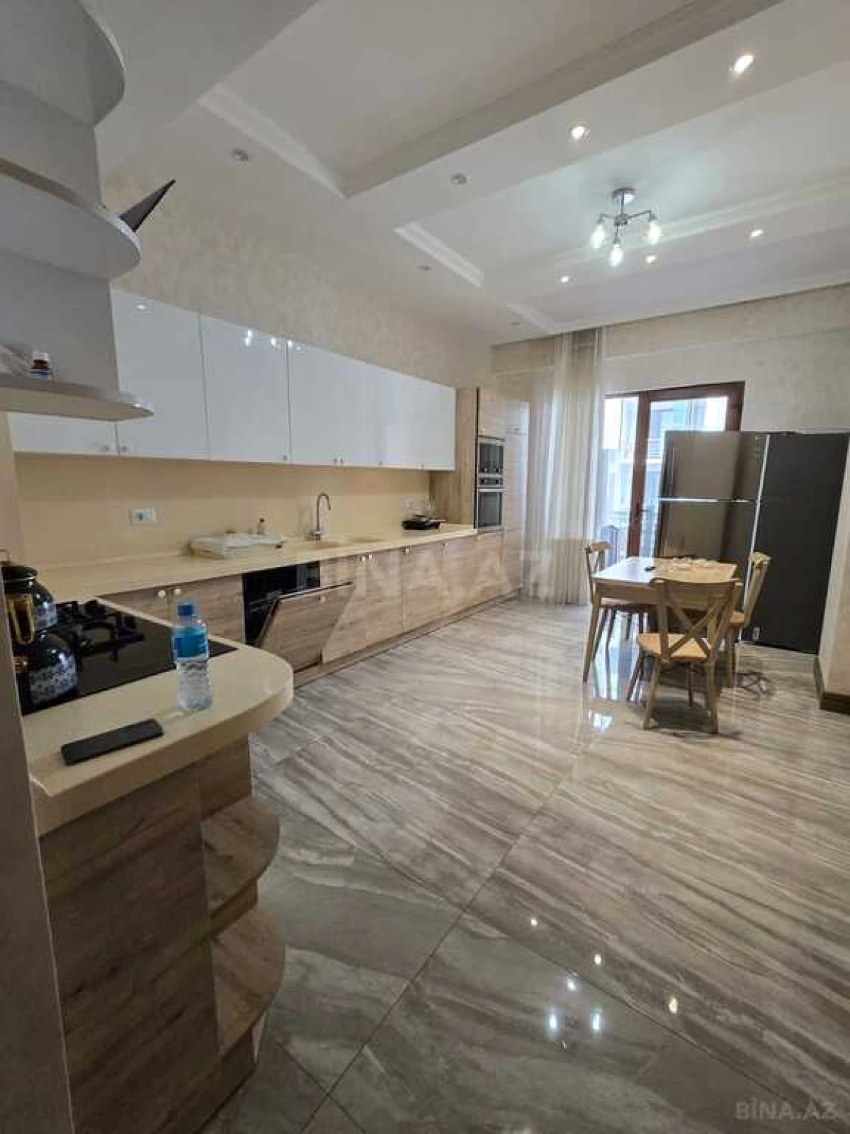 Kirayə verilir 5 otaqlı mənzil 270 m²