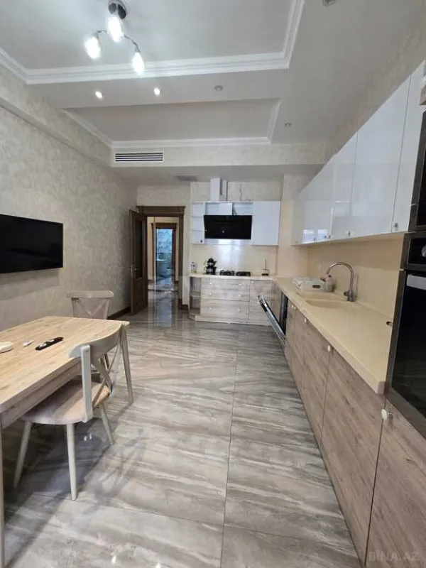 Kirayə verilir 5 otaqlı mənzil 270 m²