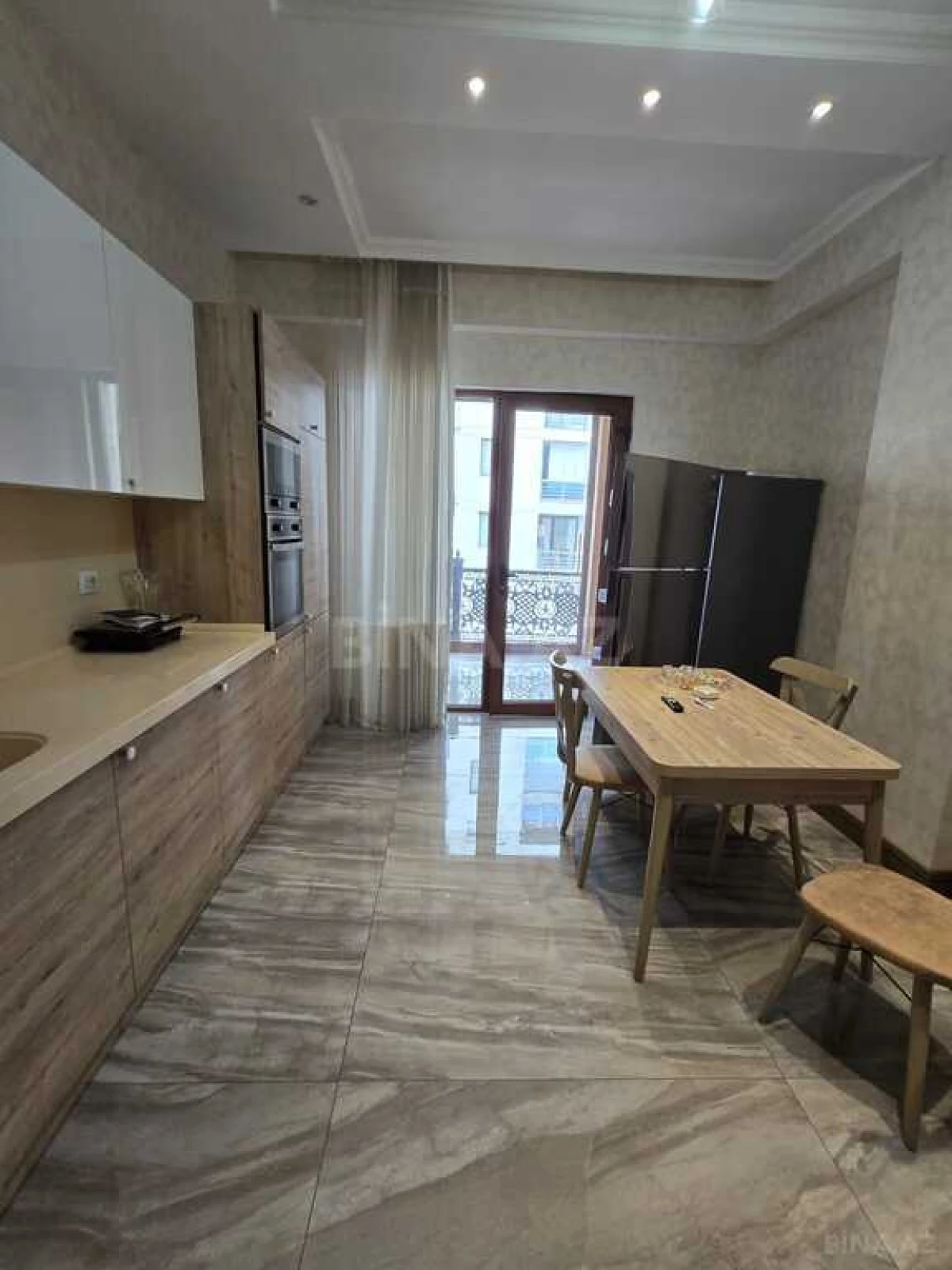 Kirayə verilir 5 otaqlı mənzil 270 m²