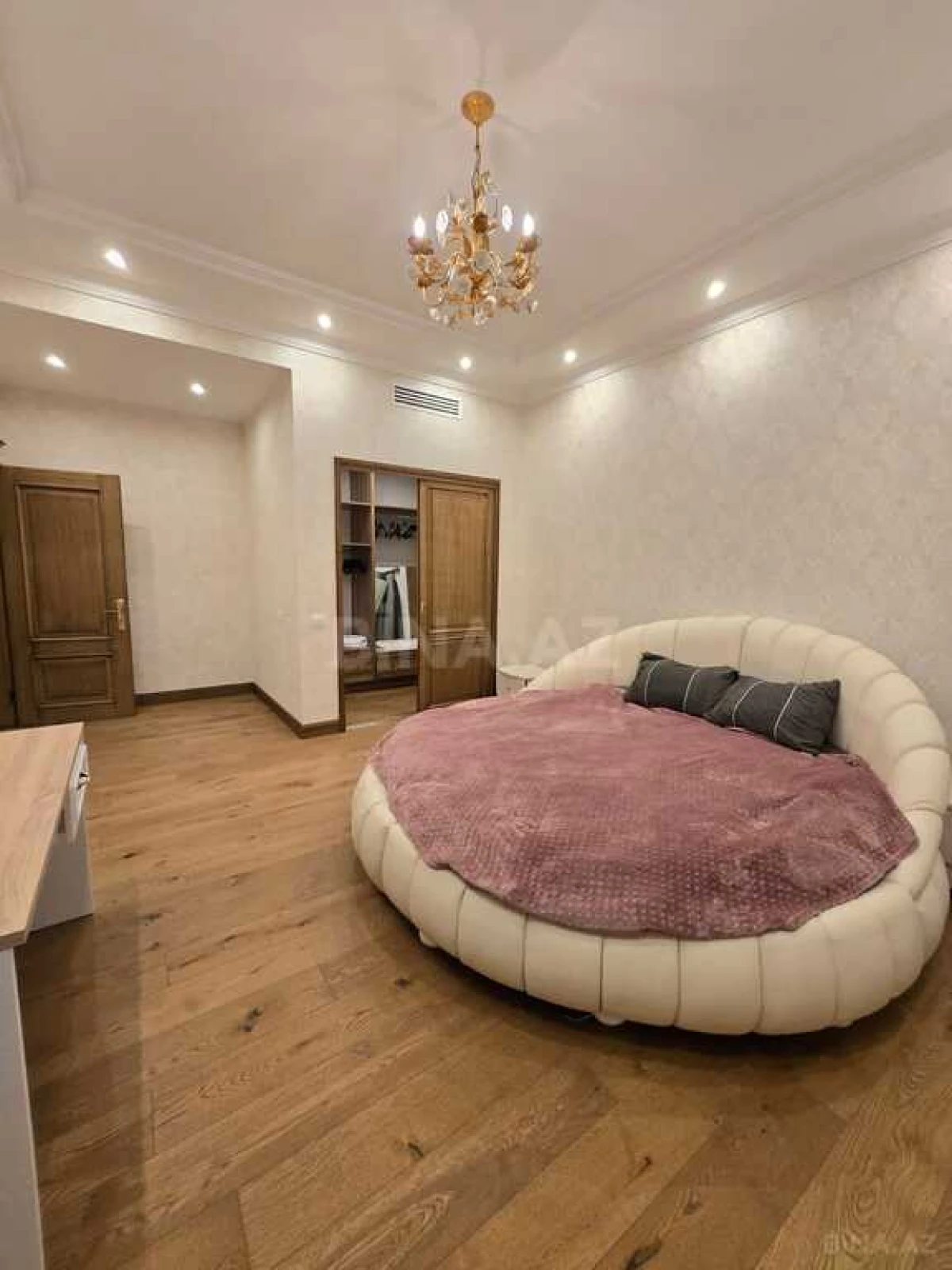 Kirayə verilir 5 otaqlı mənzil 270 m²