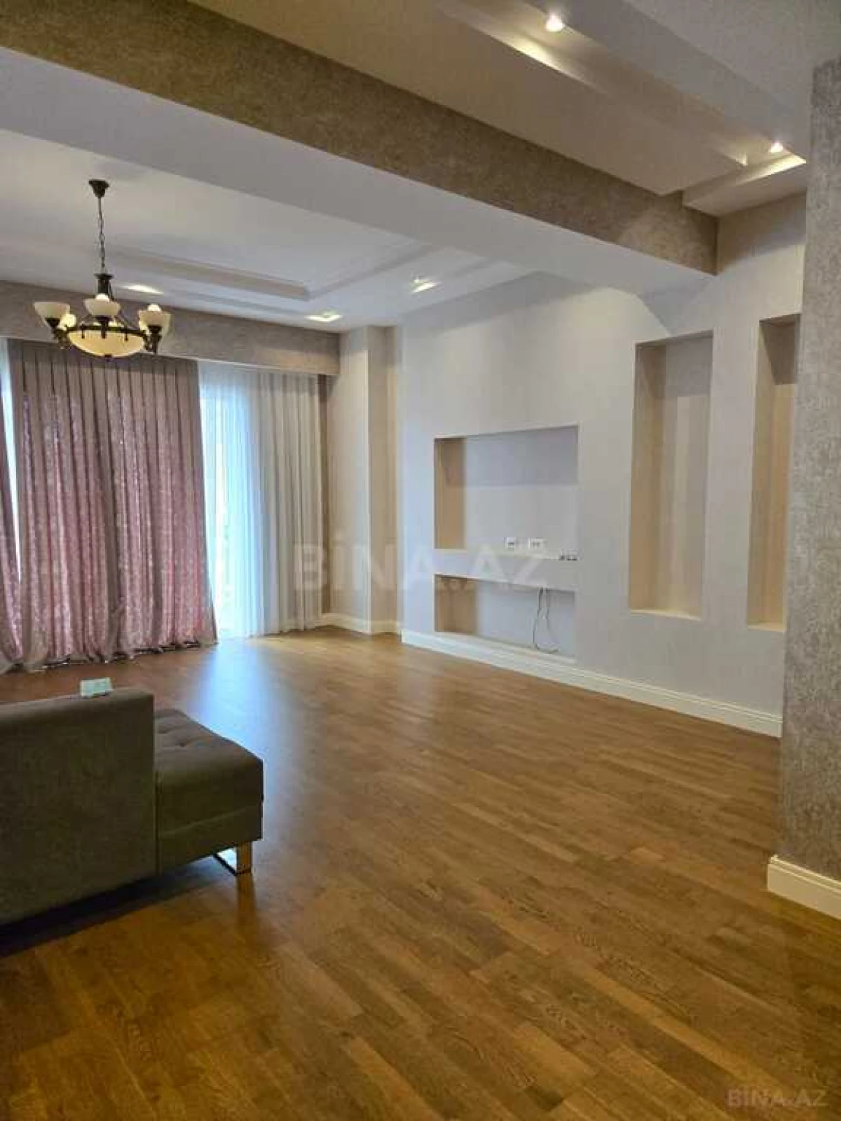 Kirayə verilir 5 otaqlı mənzil 270 m²