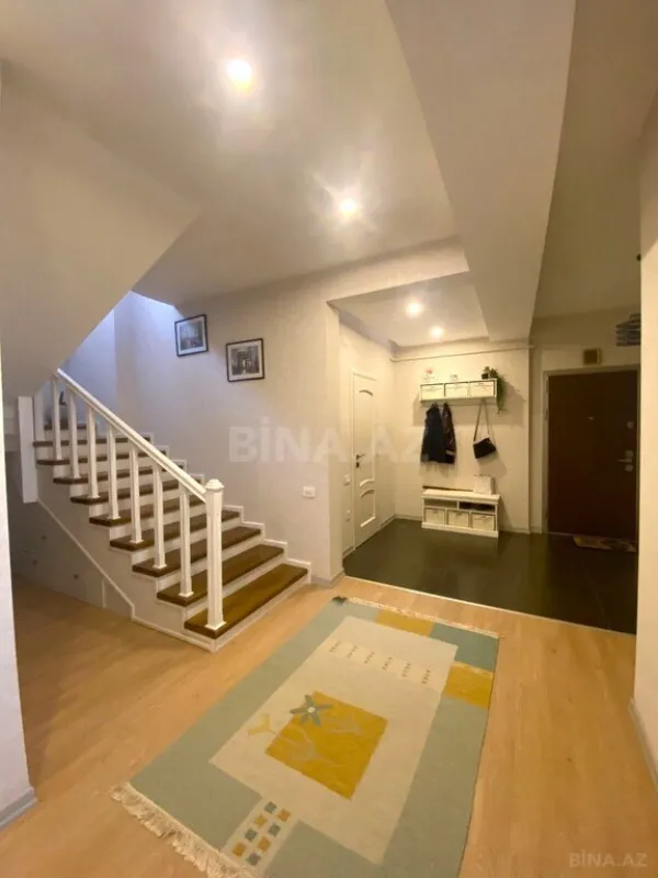 Satılır 6 otaqlı mənzil 240 m²