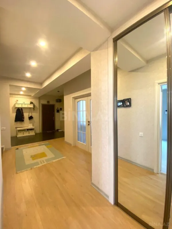 Satılır 6 otaqlı mənzil 240 m²