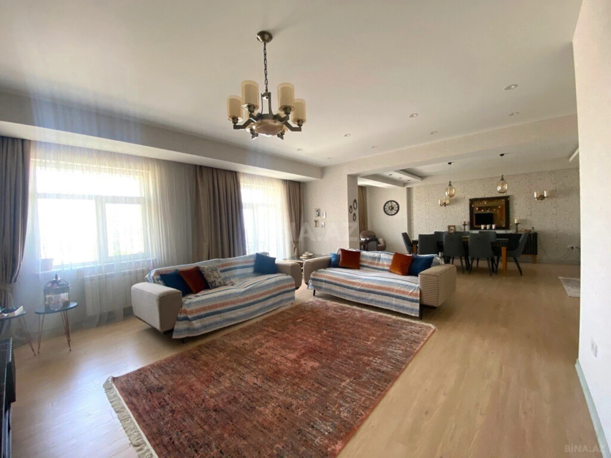 Satılır 6 otaqlı mənzil 240 m²