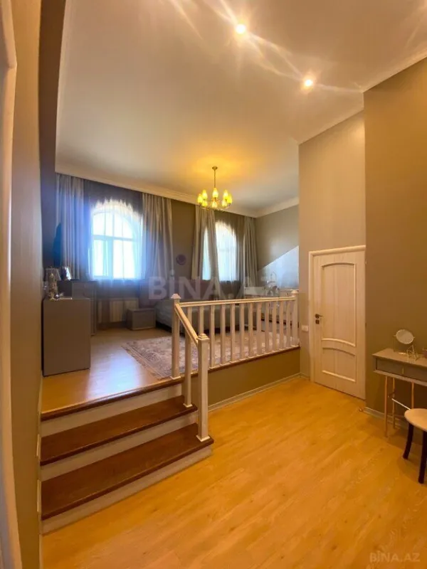 Satılır 6 otaqlı mənzil 240 m²