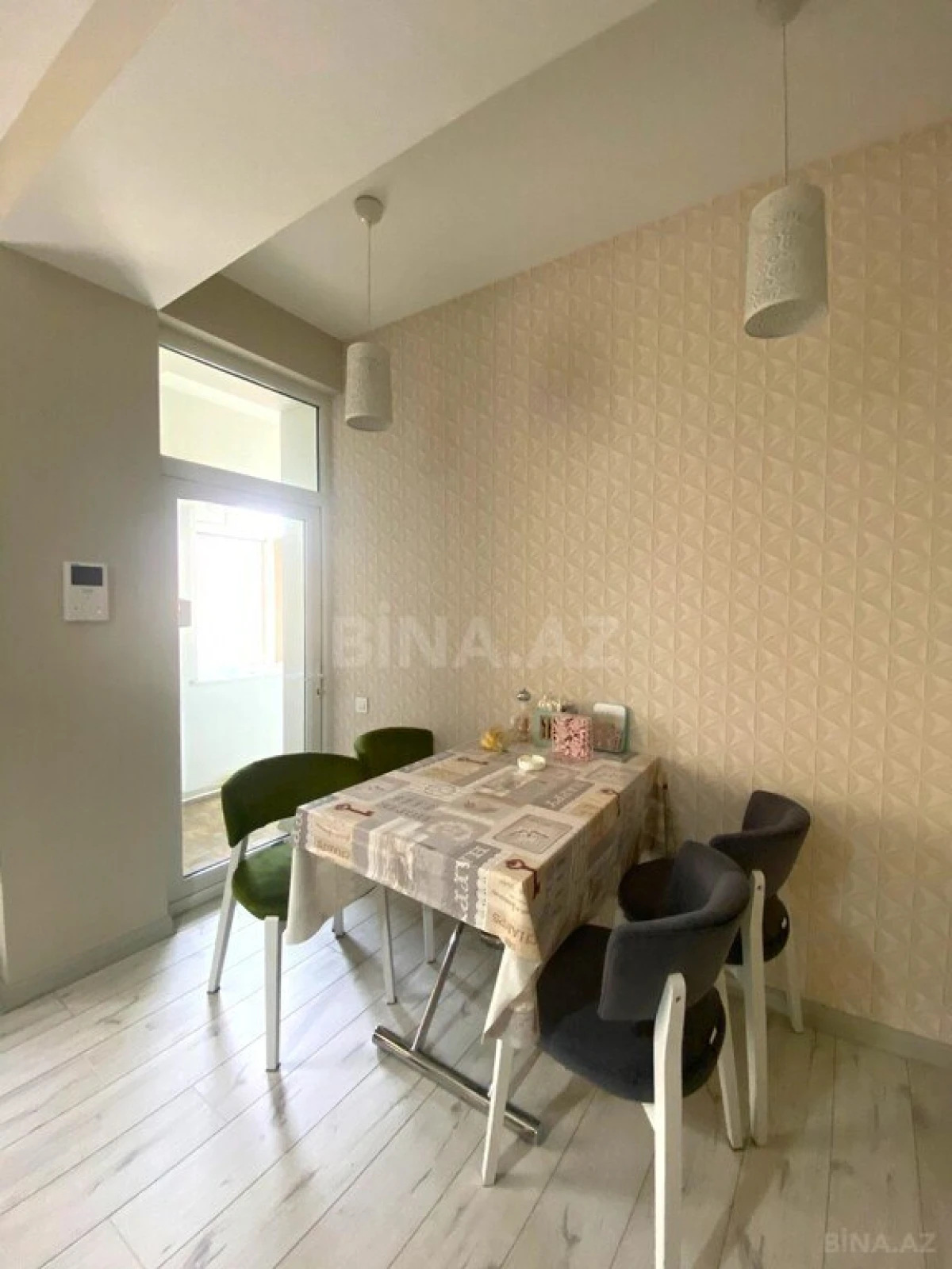 Satılır 6 otaqlı mənzil 240 m²