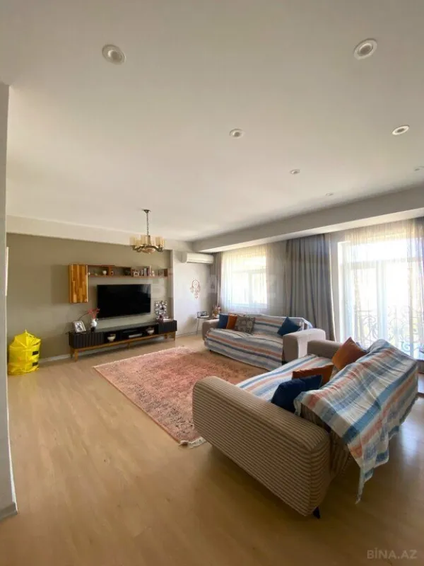 Satılır 6 otaqlı mənzil 240 m²