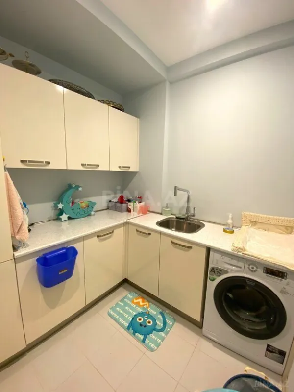 Satılır 6 otaqlı mənzil 240 m²