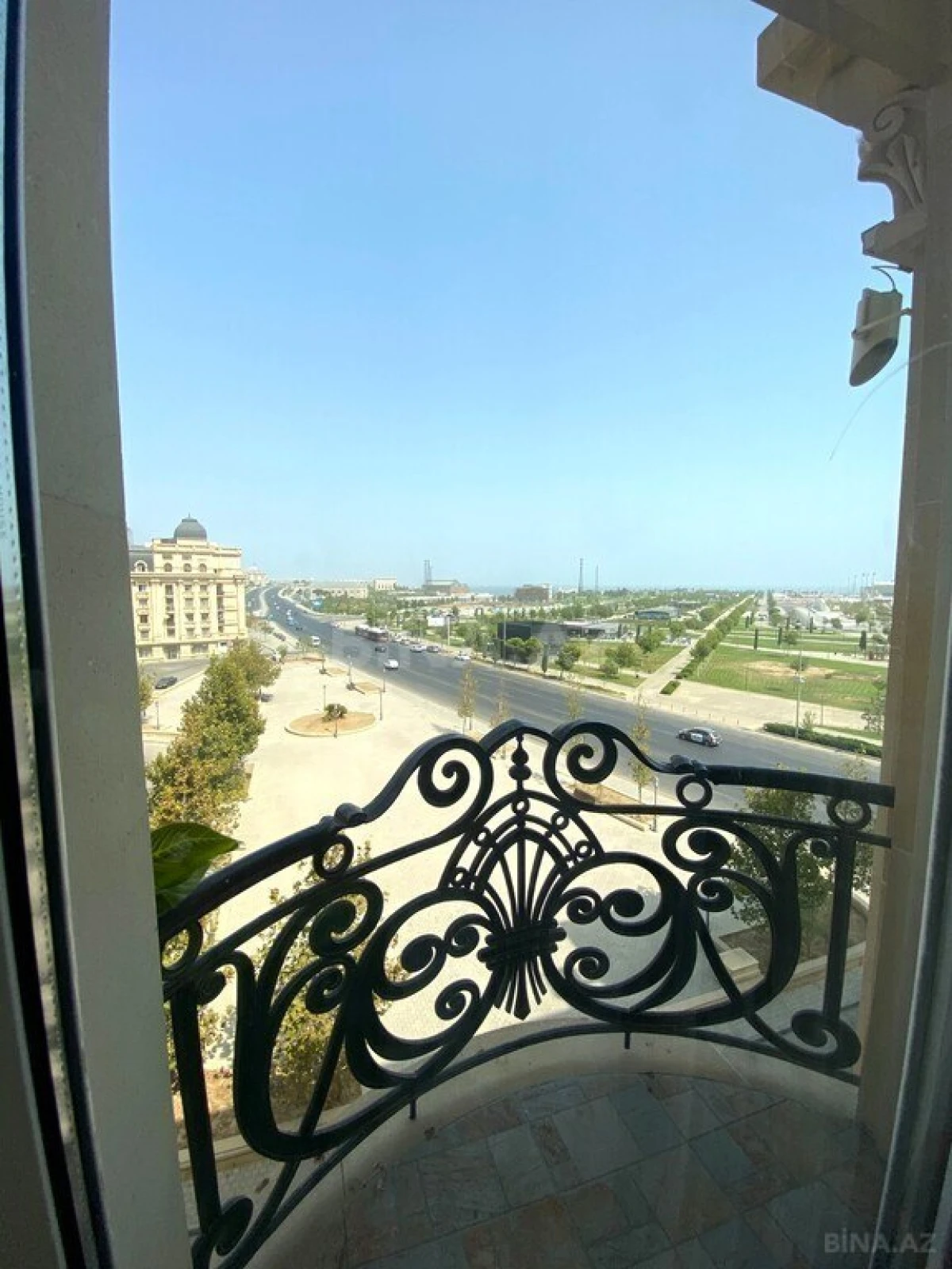 Satılır 6 otaqlı mənzil 240 m²