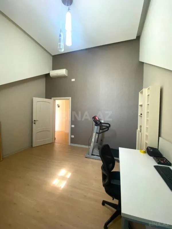 Satılır 6 otaqlı mənzil 240 m²