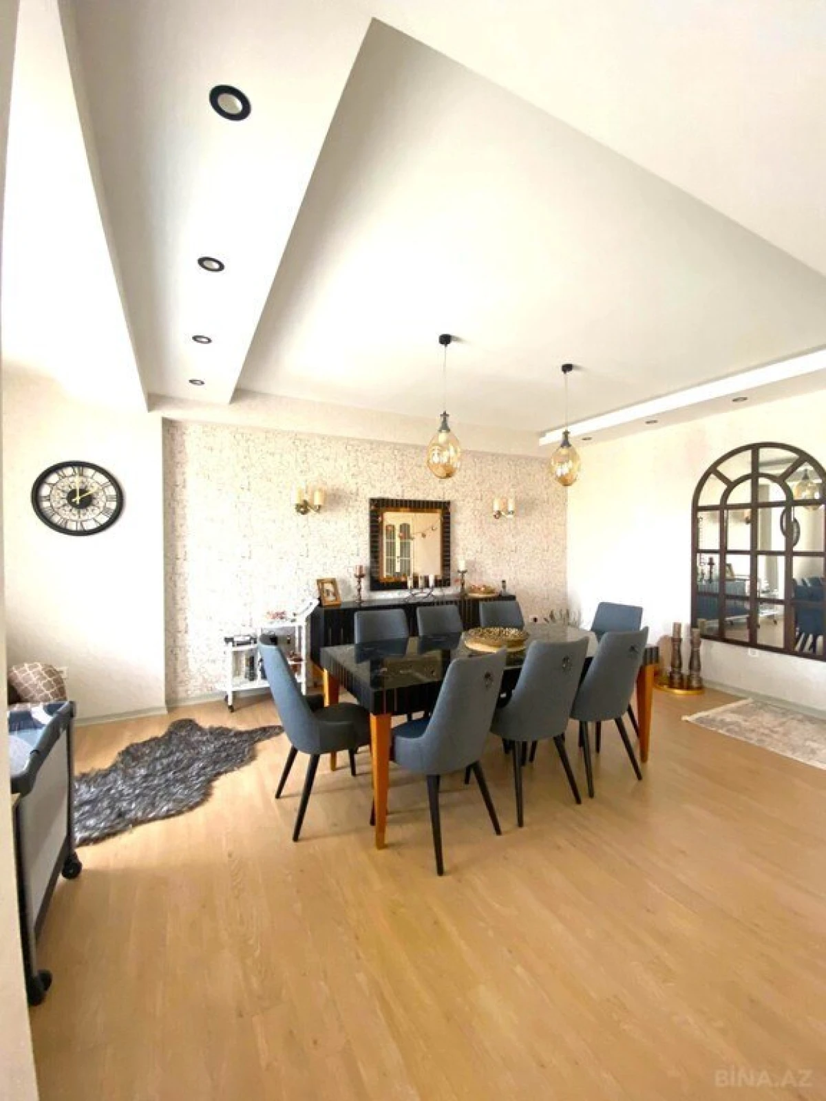 Satılır 6 otaqlı mənzil 240 m²