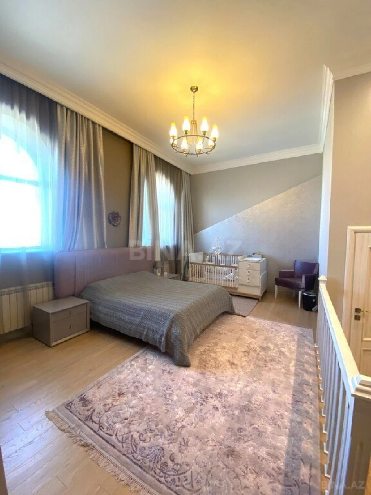Satılır 6 otaqlı mənzil 240 m²