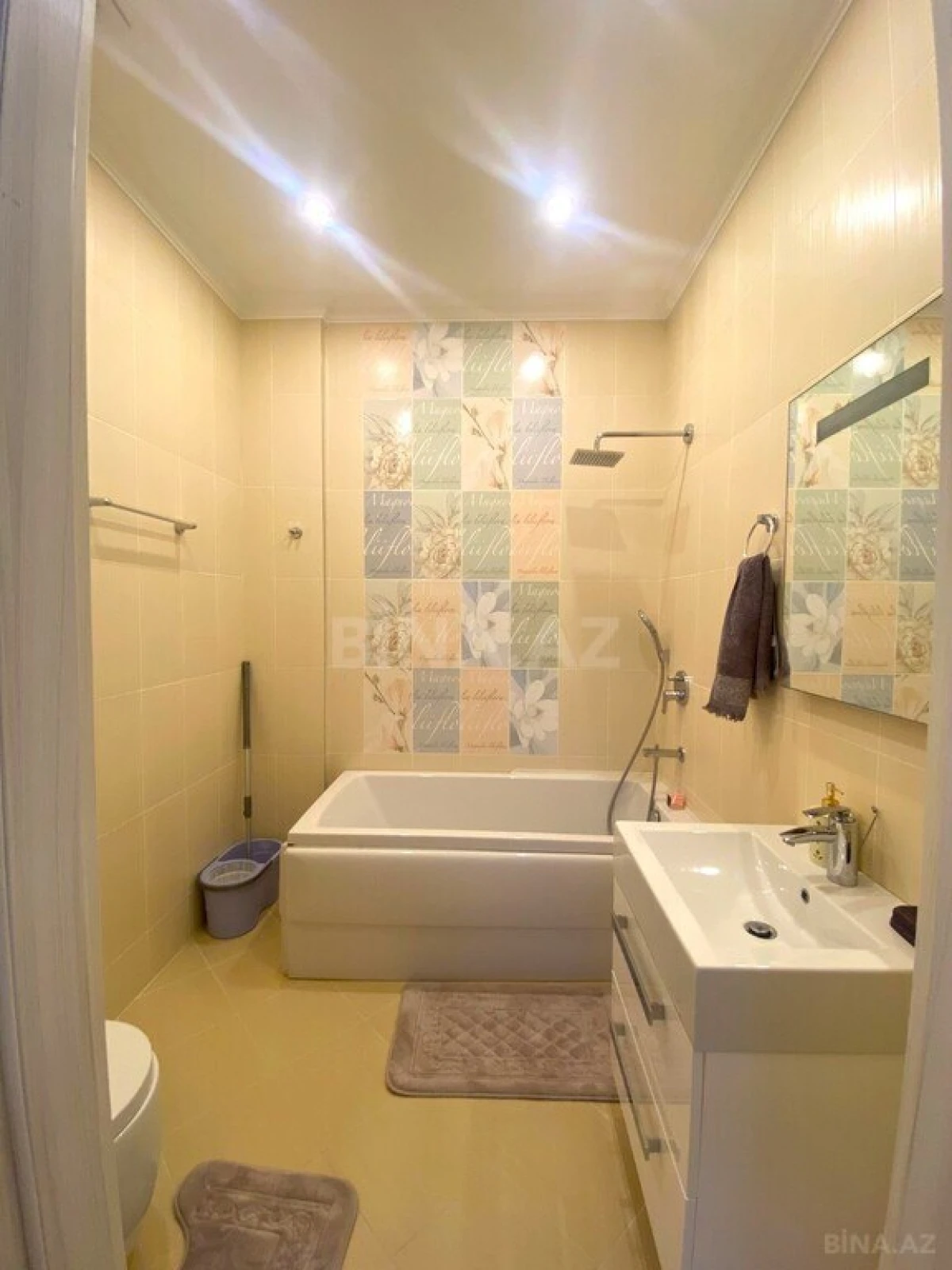 Satılır 6 otaqlı mənzil 240 m²