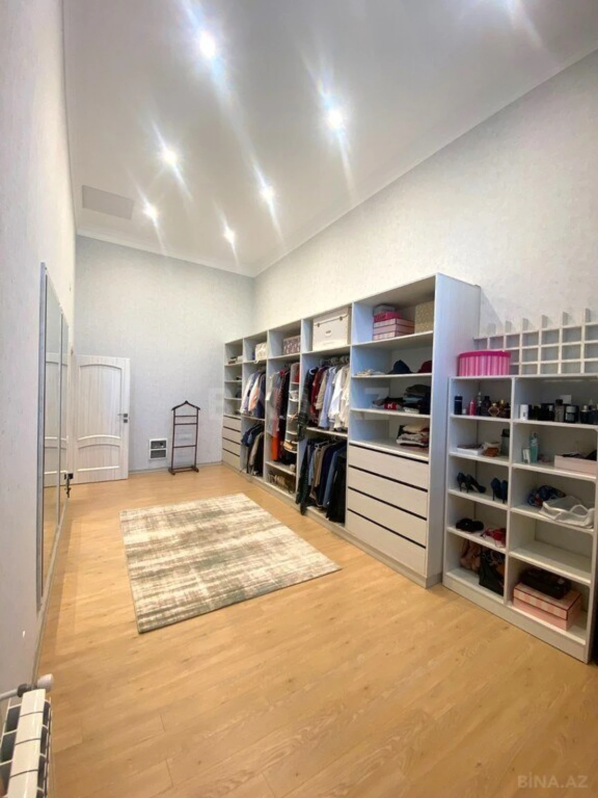 Satılır 6 otaqlı mənzil 240 m²