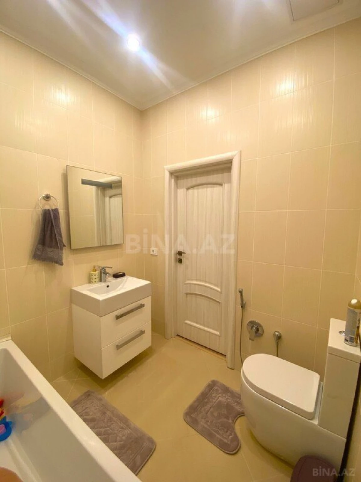 Satılır 6 otaqlı mənzil 240 m²