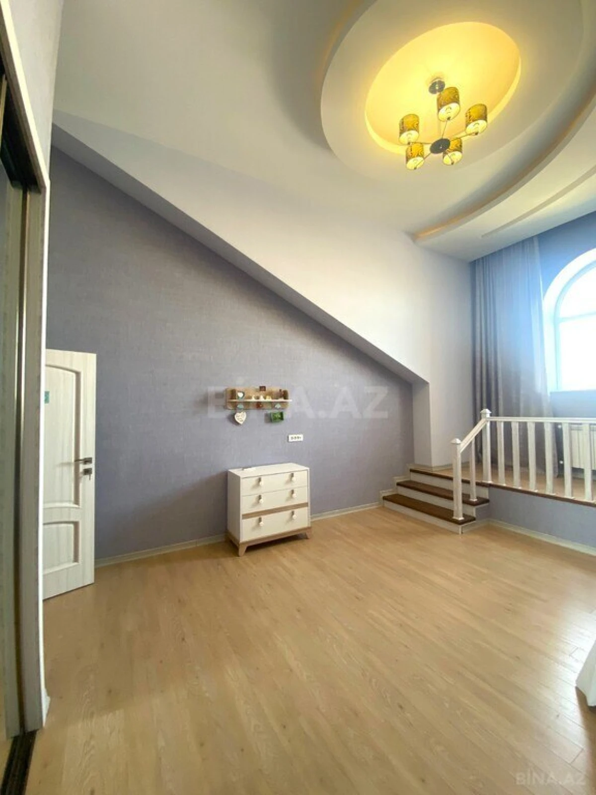 Satılır 6 otaqlı mənzil 240 m²