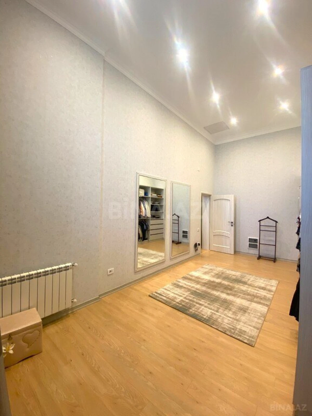 Satılır 6 otaqlı mənzil 240 m²
