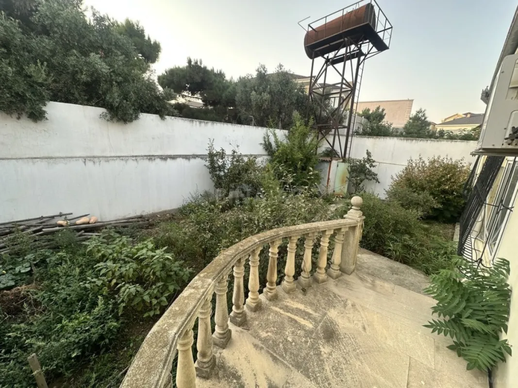 Satılır 13 otaqlı həyət evi 500 m²