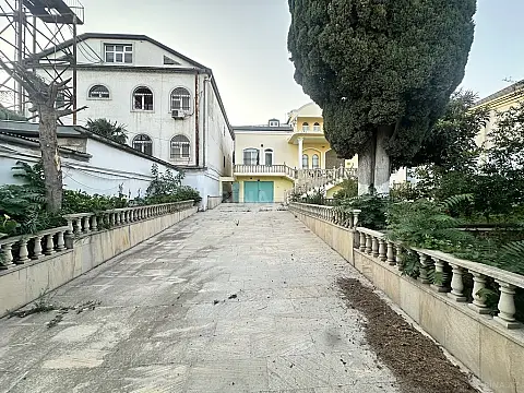 Satılır 13 otaqlı həyət evi 500 m²