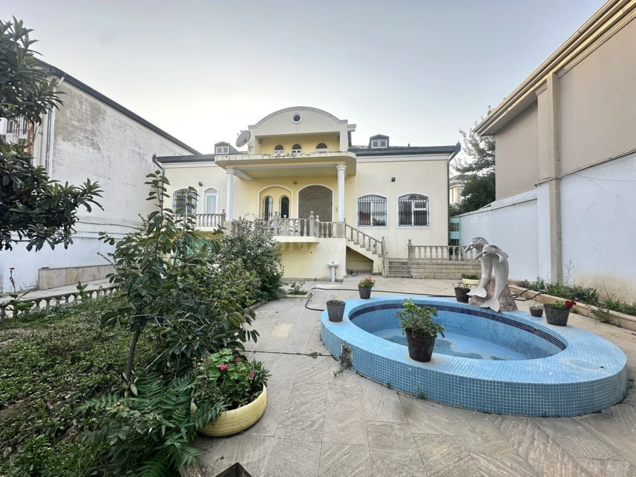 Satılır 13 otaqlı həyət evi 500 m²