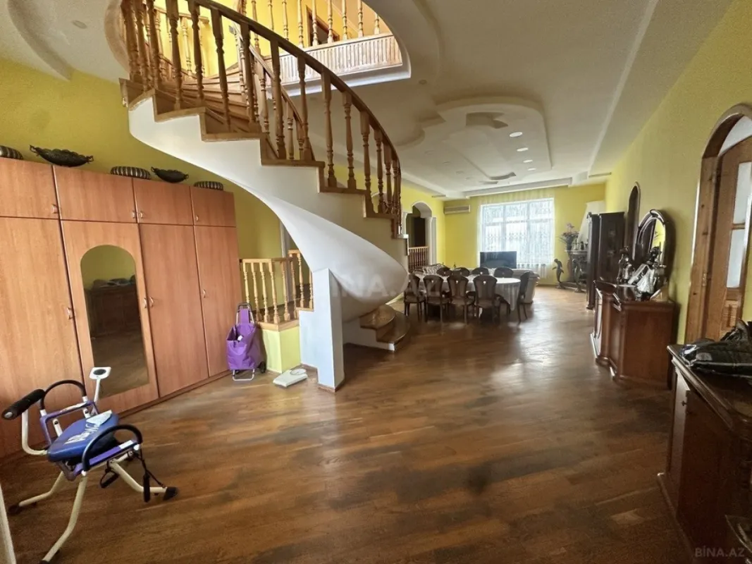 Satılır 13 otaqlı həyət evi 500 m²