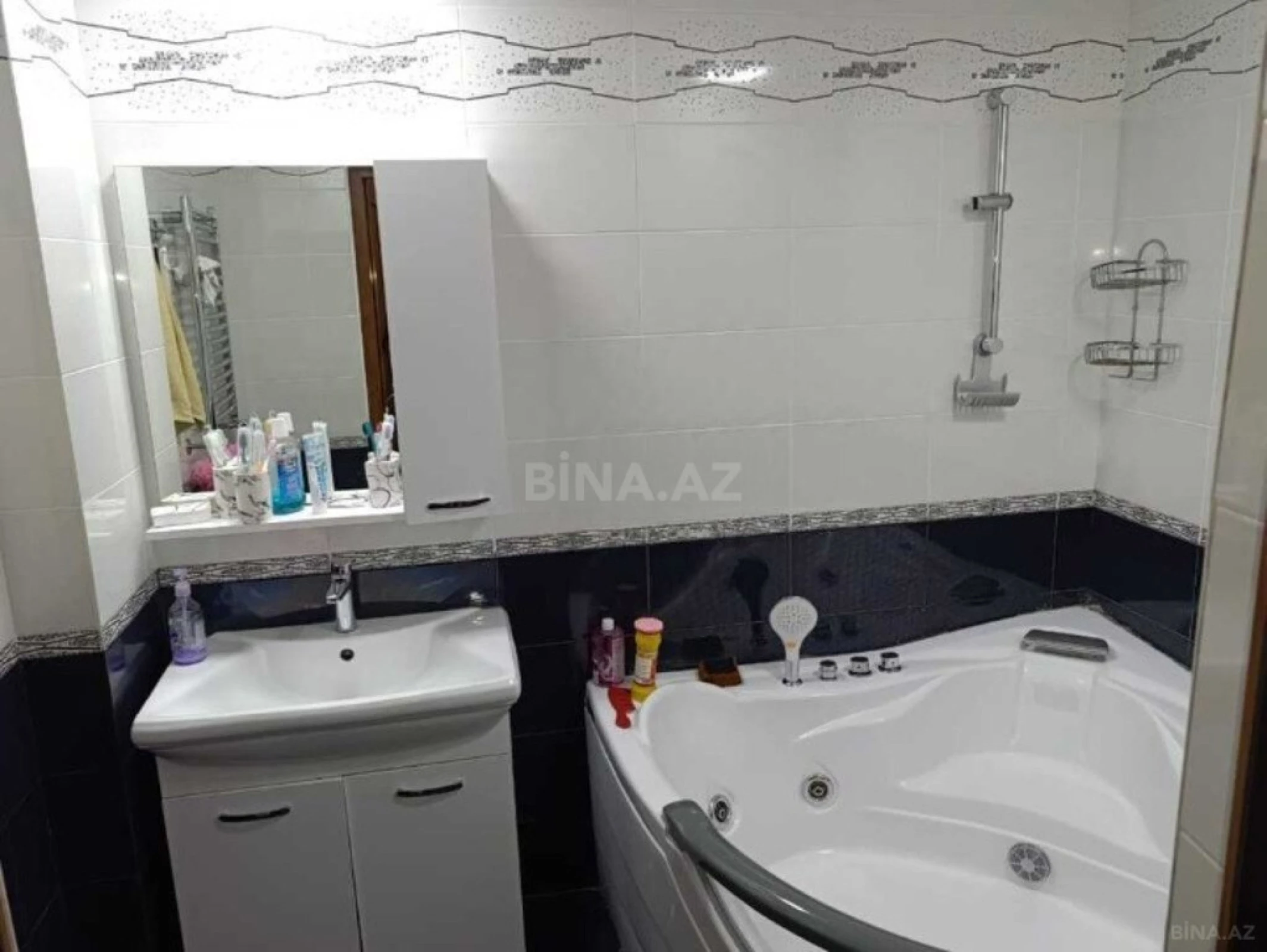 Satılır 3 otaqlı mənzil 138 m²