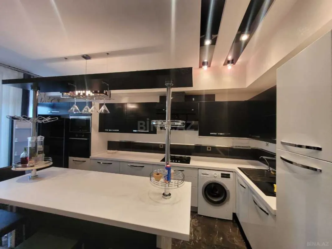 Satılır 4 otaqlı mənzil 238 m²