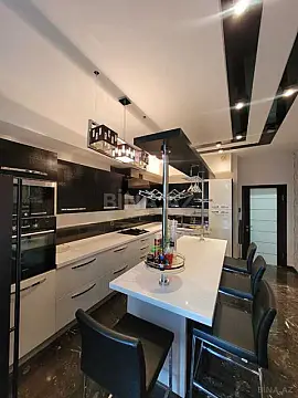 Satılır 4 otaqlı mənzil 238 m²