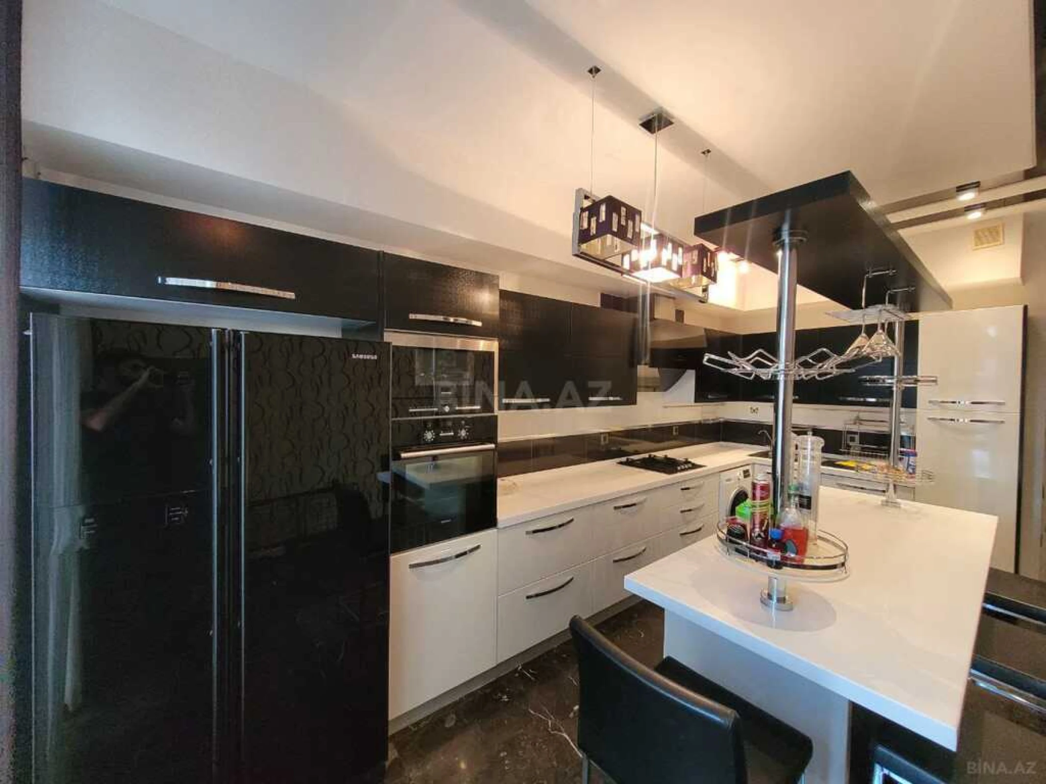 Satılır 4 otaqlı mənzil 238 m²