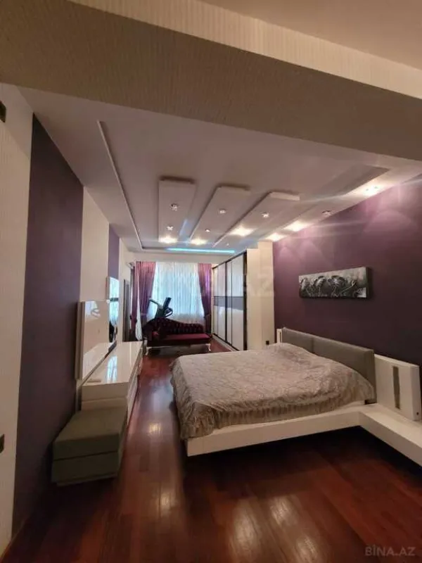 Satılır 4 otaqlı mənzil 238 m²