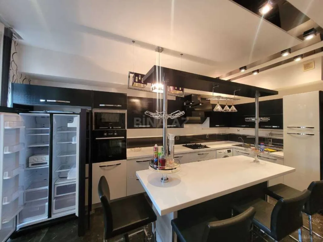 Satılır 4 otaqlı mənzil 238 m²