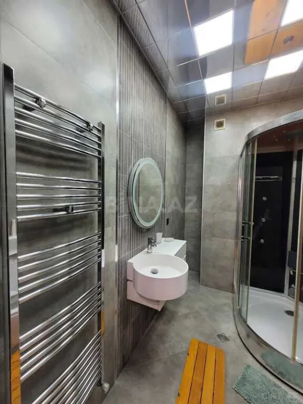 Satılır 4 otaqlı mənzil 238 m²