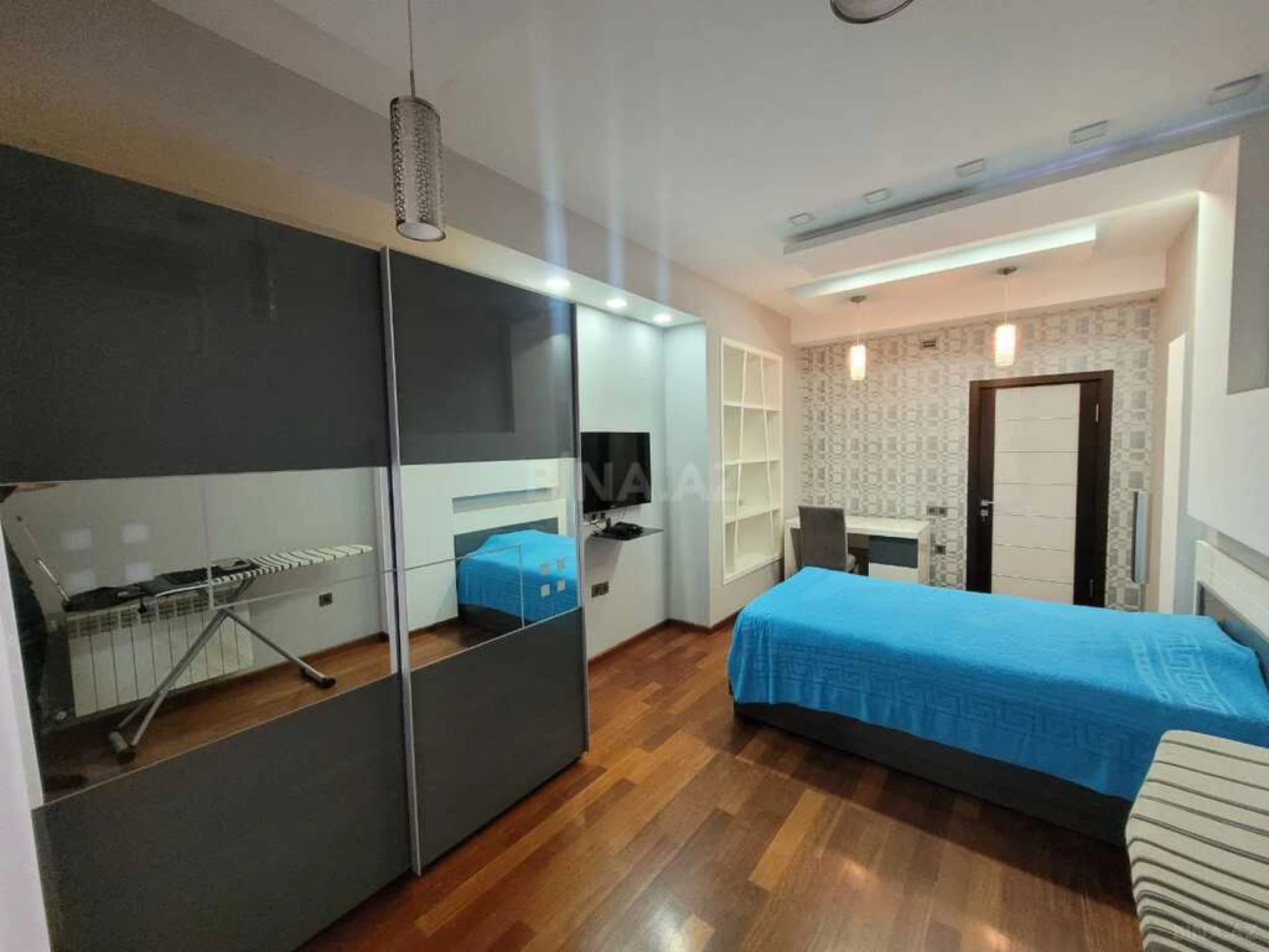 Satılır 4 otaqlı mənzil 238 m²