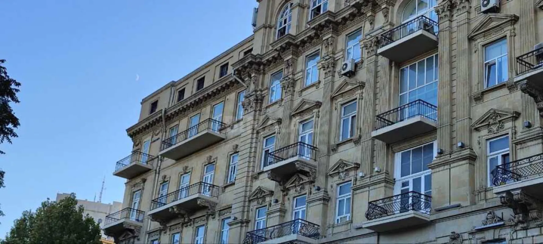 Satılır 6 otaqlı mənzil 300 m²