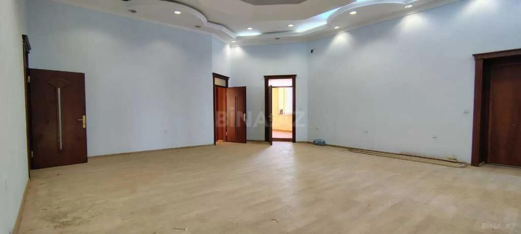 Satılır 6 otaqlı mənzil 300 m²