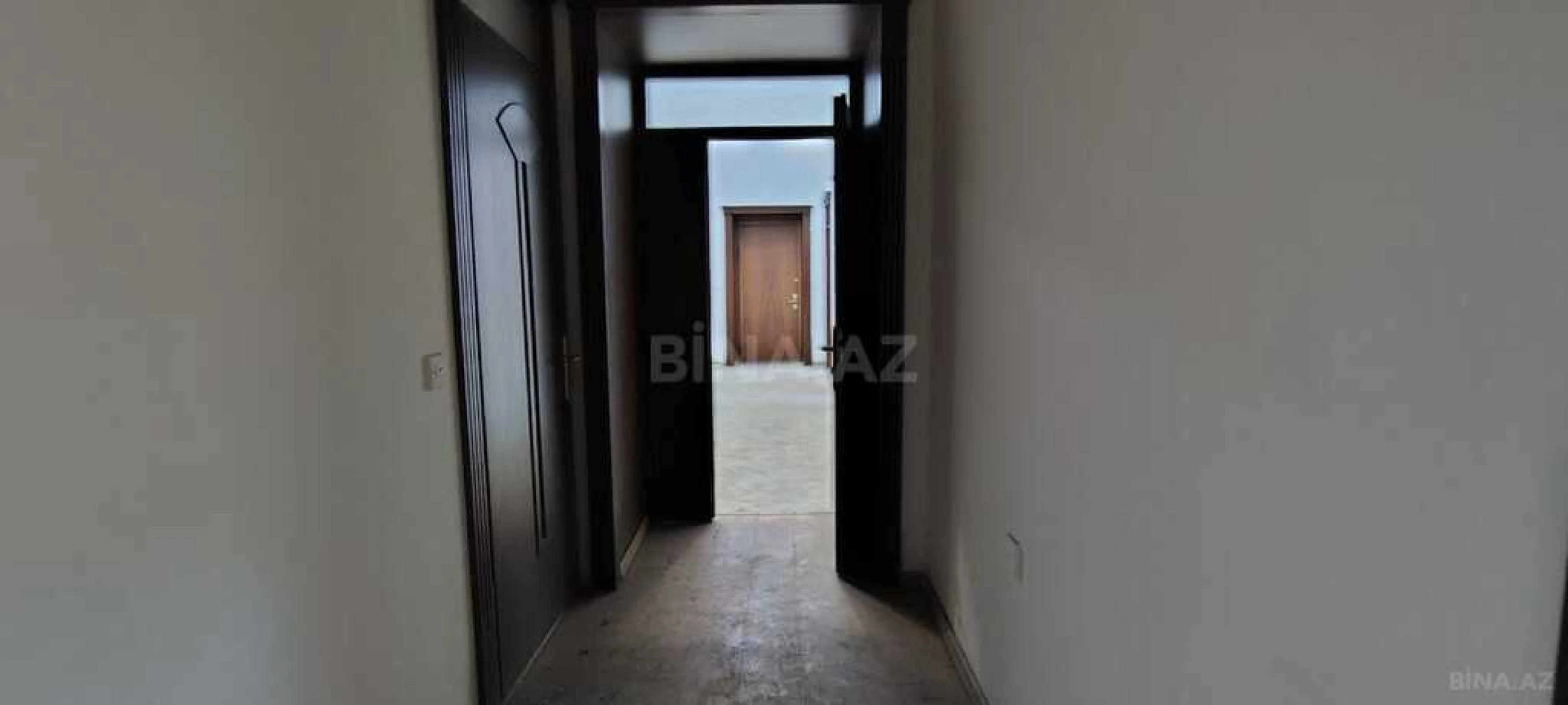 Satılır 6 otaqlı mənzil 300 m²