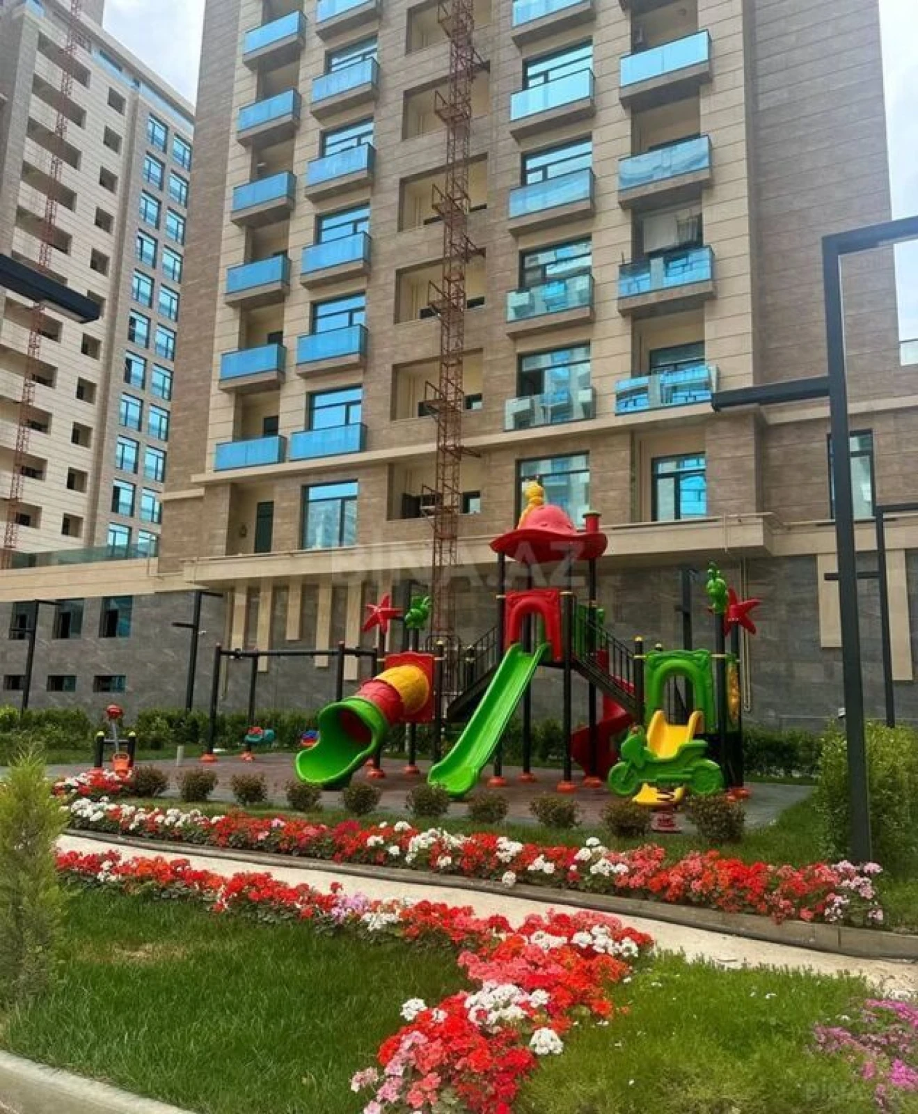 Satılır 5 otaqlı mənzil 267.5 m²