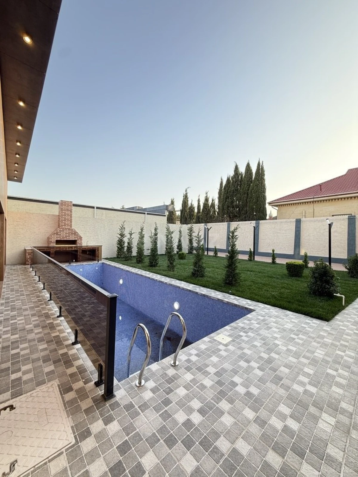 Satılır 5 otaqlı həyət evi 220 m²