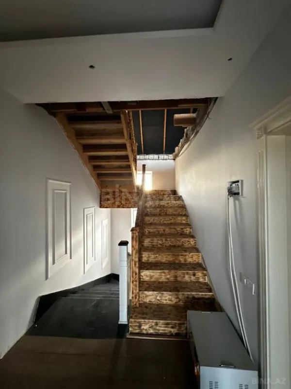 Satılır 5 otaqlı həyət evi 300 m²