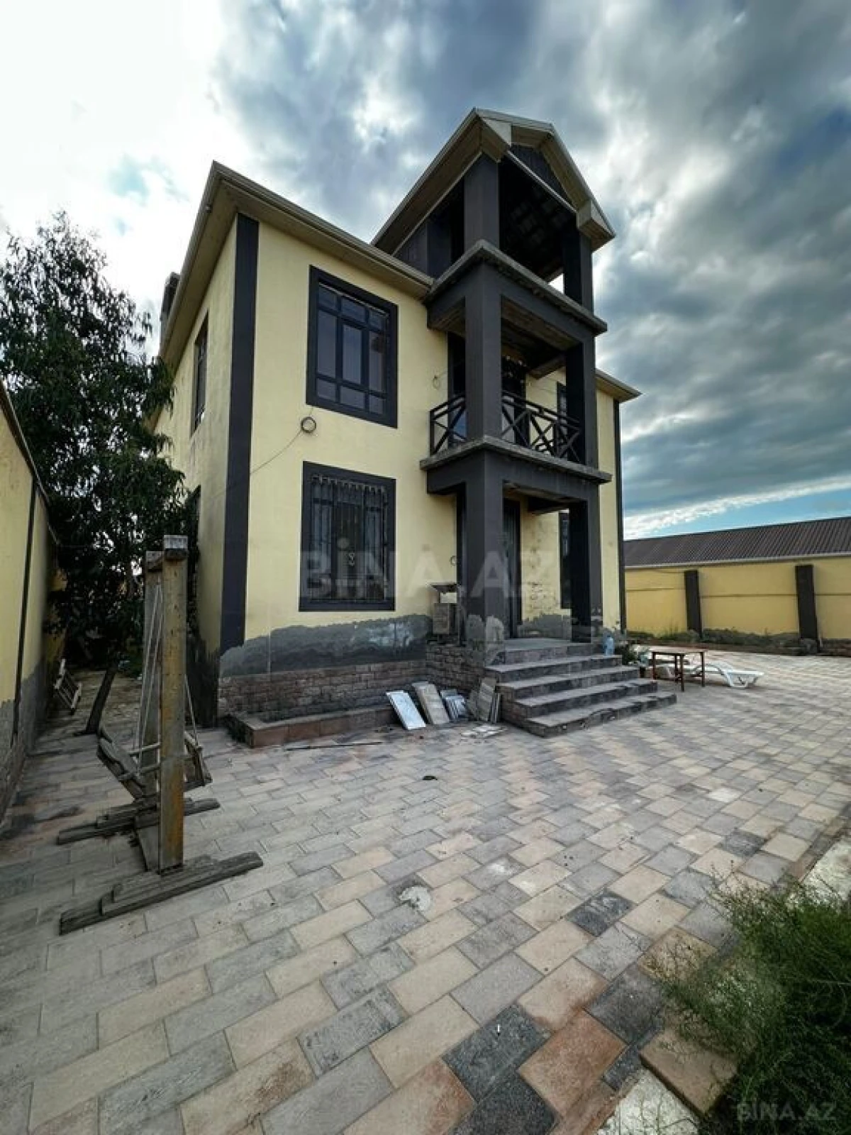 Satılır 5 otaqlı həyət evi 300 m²