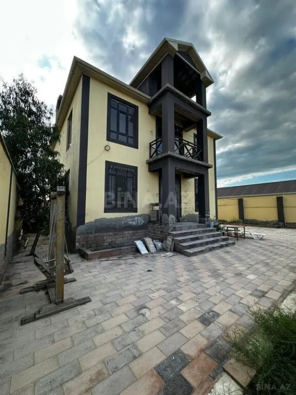Satılır 5 otaqlı həyət evi 300 m²