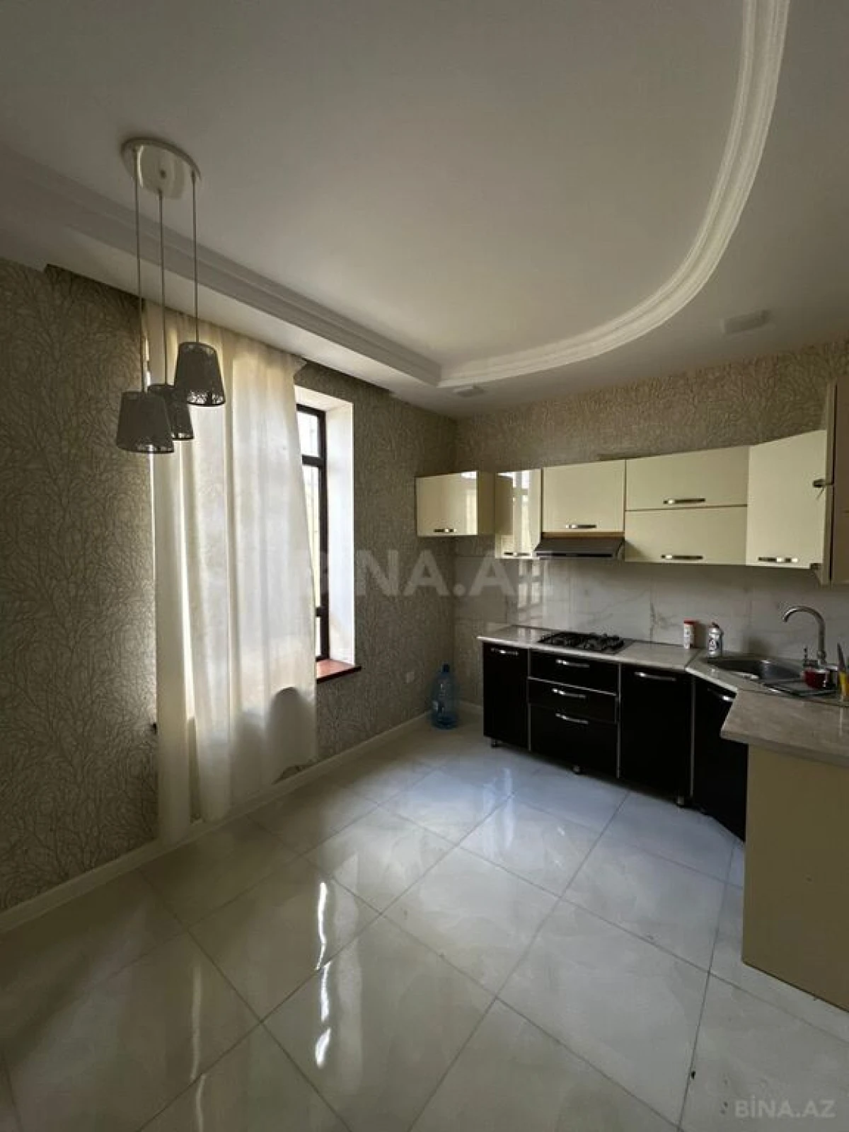 Satılır 5 otaqlı həyət evi 300 m²